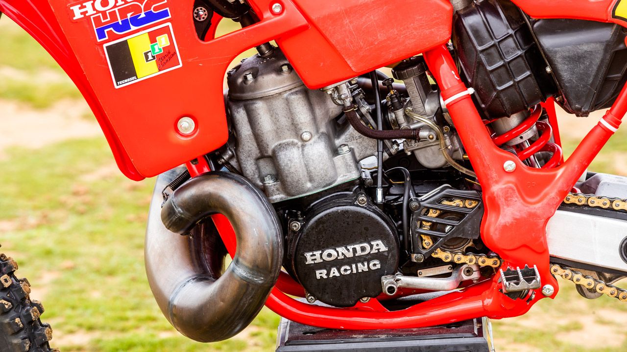 Honda CR 500 de 1989. A diferencia de su gran rival de la época, la KX 500, el motor de la Honda prescindía de válvula de escape.
