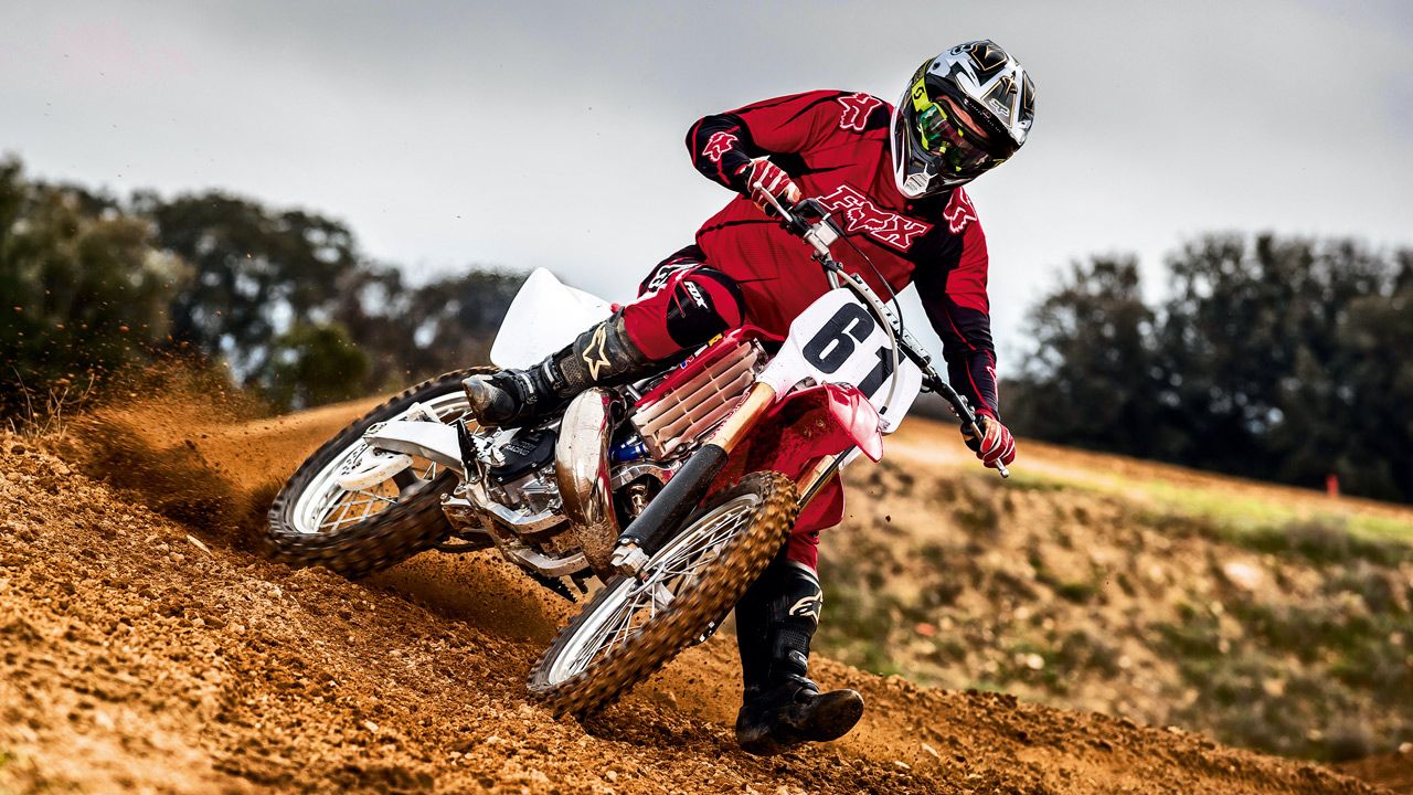 Honda CR 500 AF 2008. El motor de dos tiempos en el chasis de aluminio no puede evitar generar notables vibraciones mecánicas.