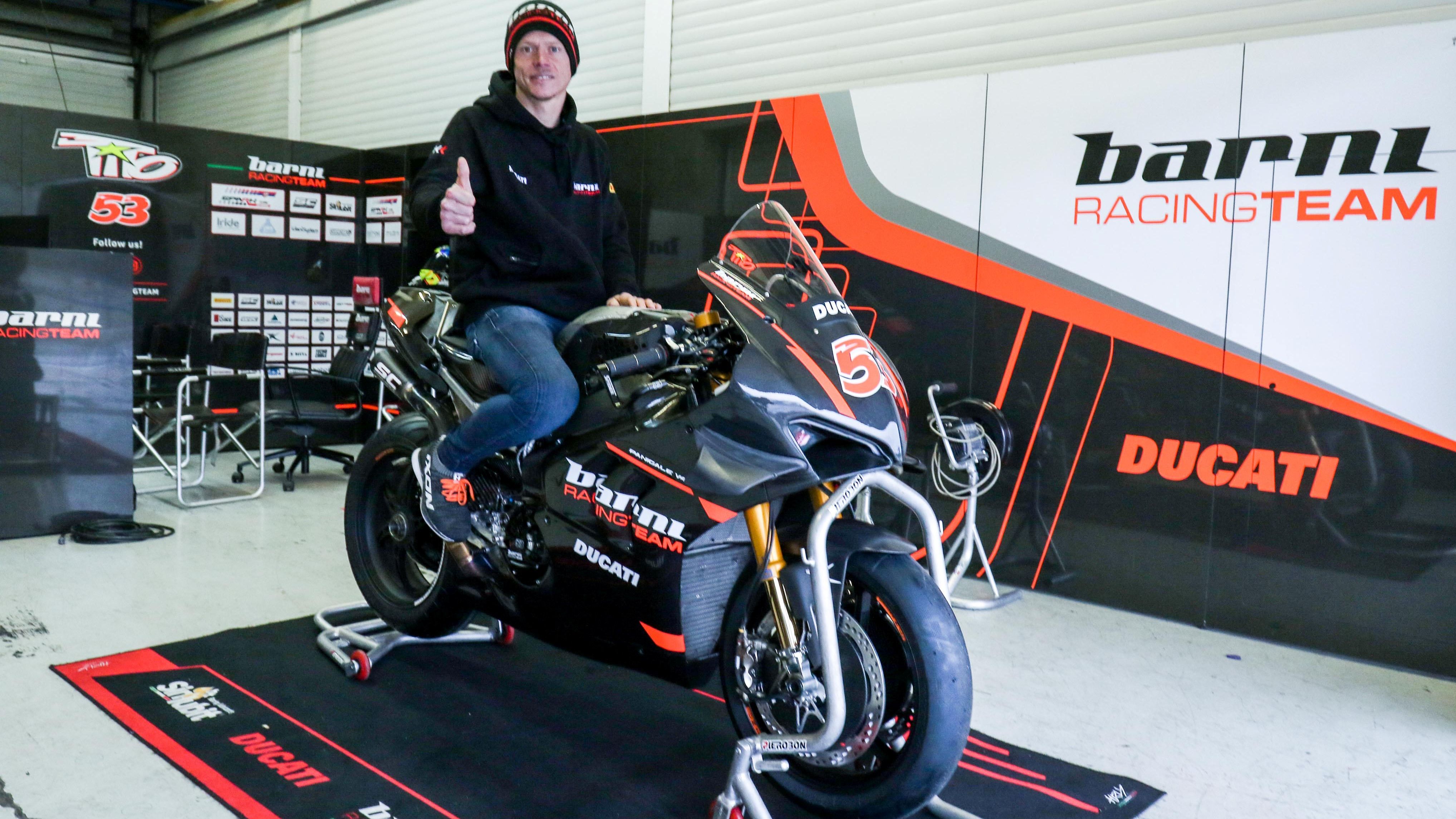 Tito Rabat ecnima de su nueva Ducati Panigale V4R