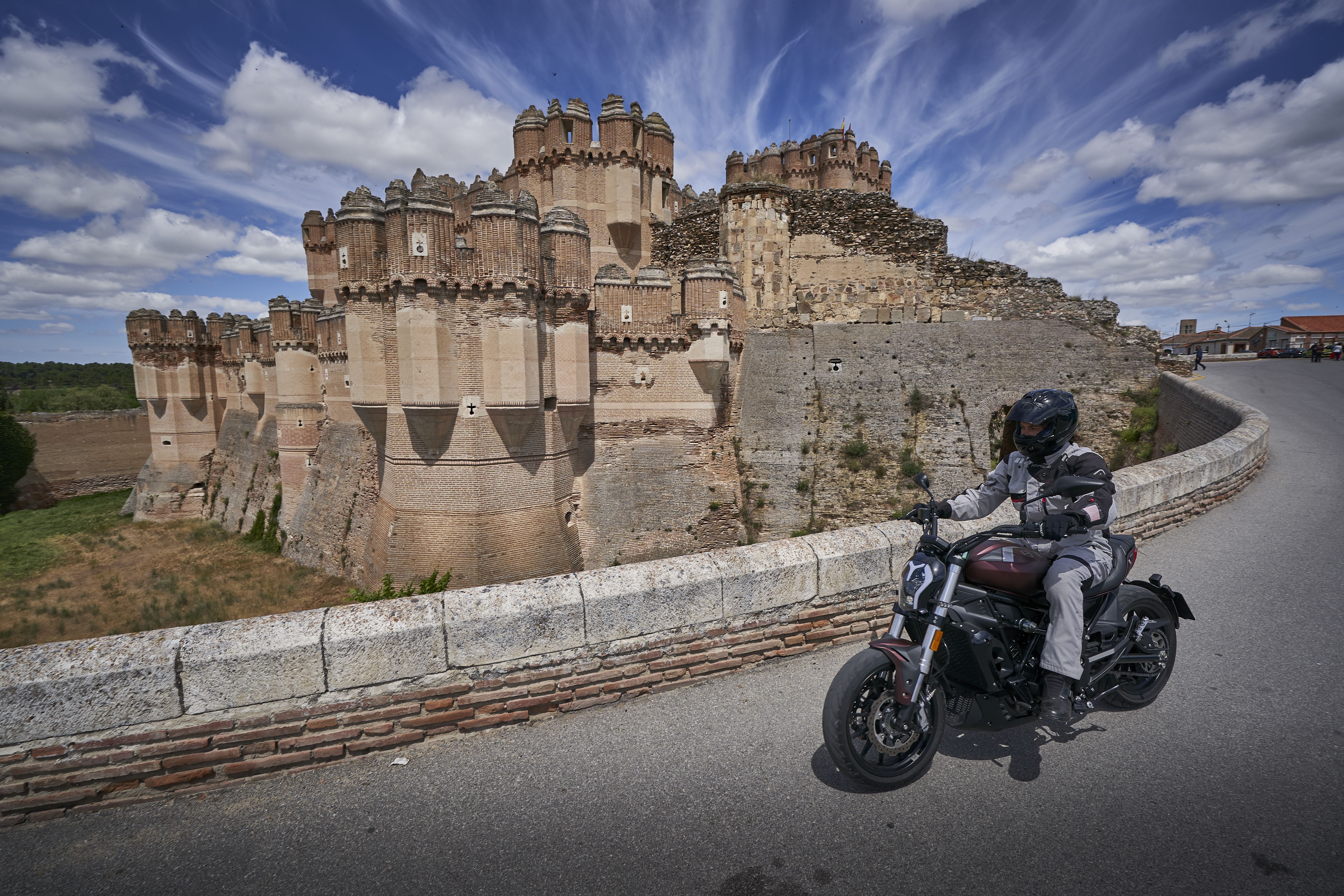 Castilla en moto: regreso a la Edad Media.