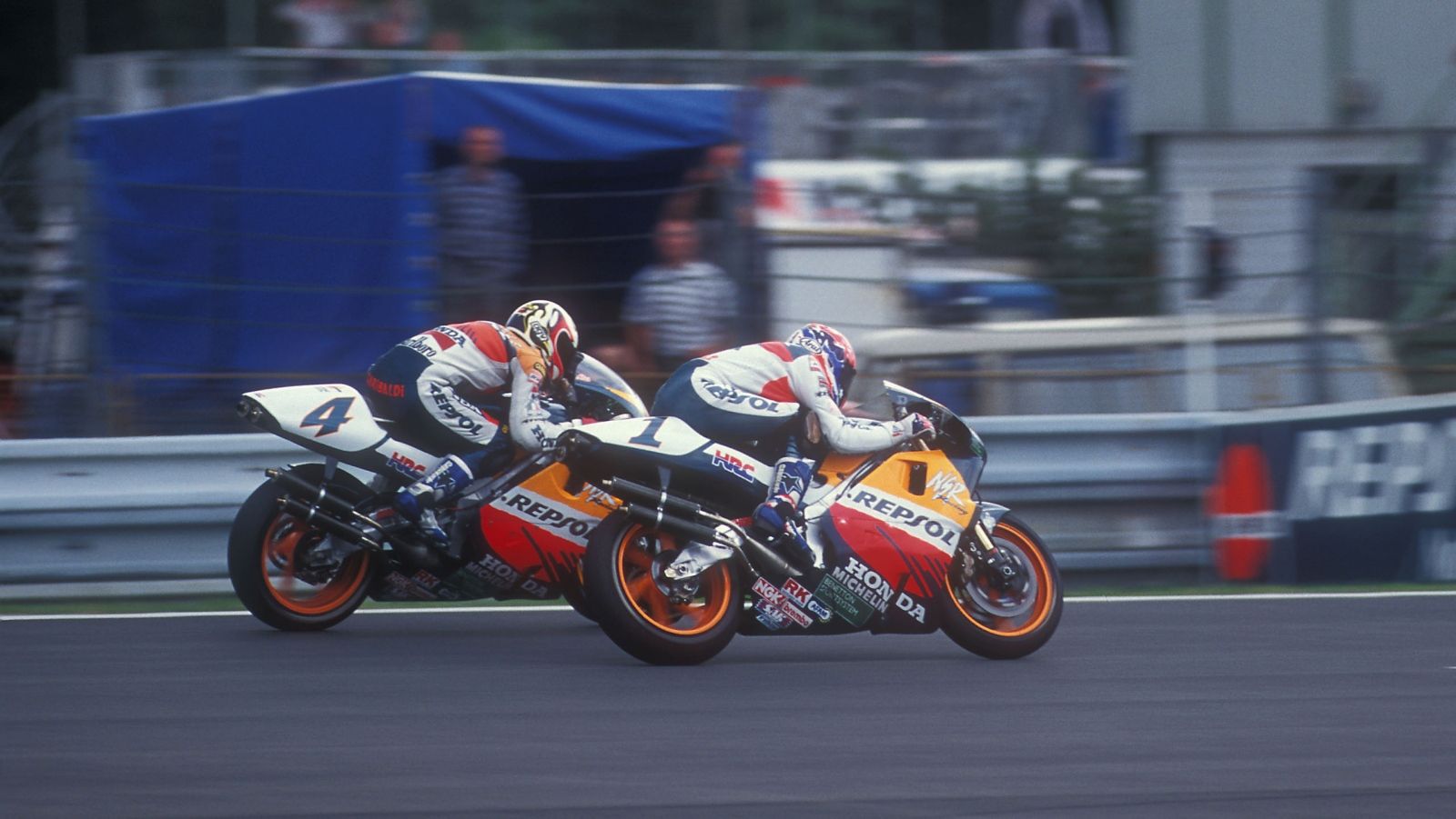 Álex Crivillé y Mick Doohan luchando por victoria y vuelta rápida en Brno