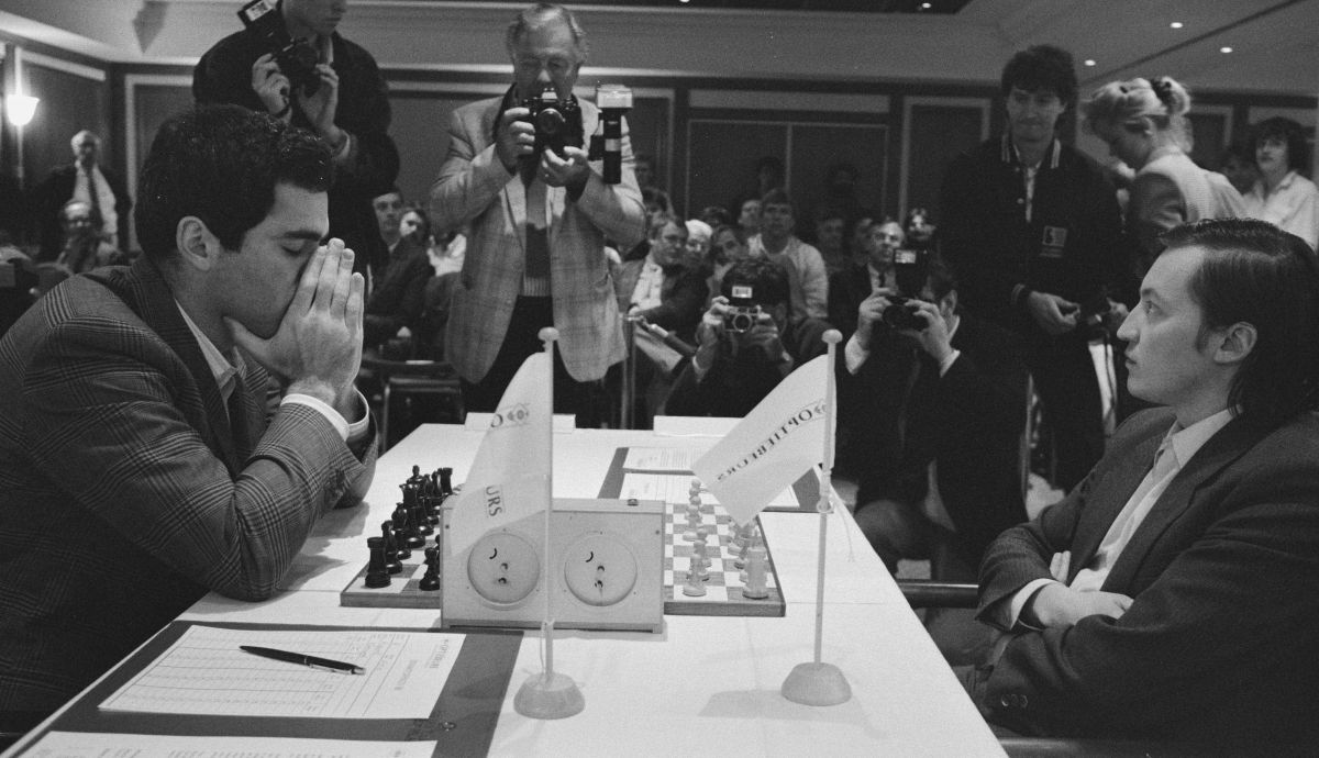 Gary Kasparov y Anatoly Karpov fueron campeones del mundo de ajedrez al mismo tiempo Gary Kasparov y Anatoly Karpov fueron campeones del mundo de ajedrez al mismo tiempo