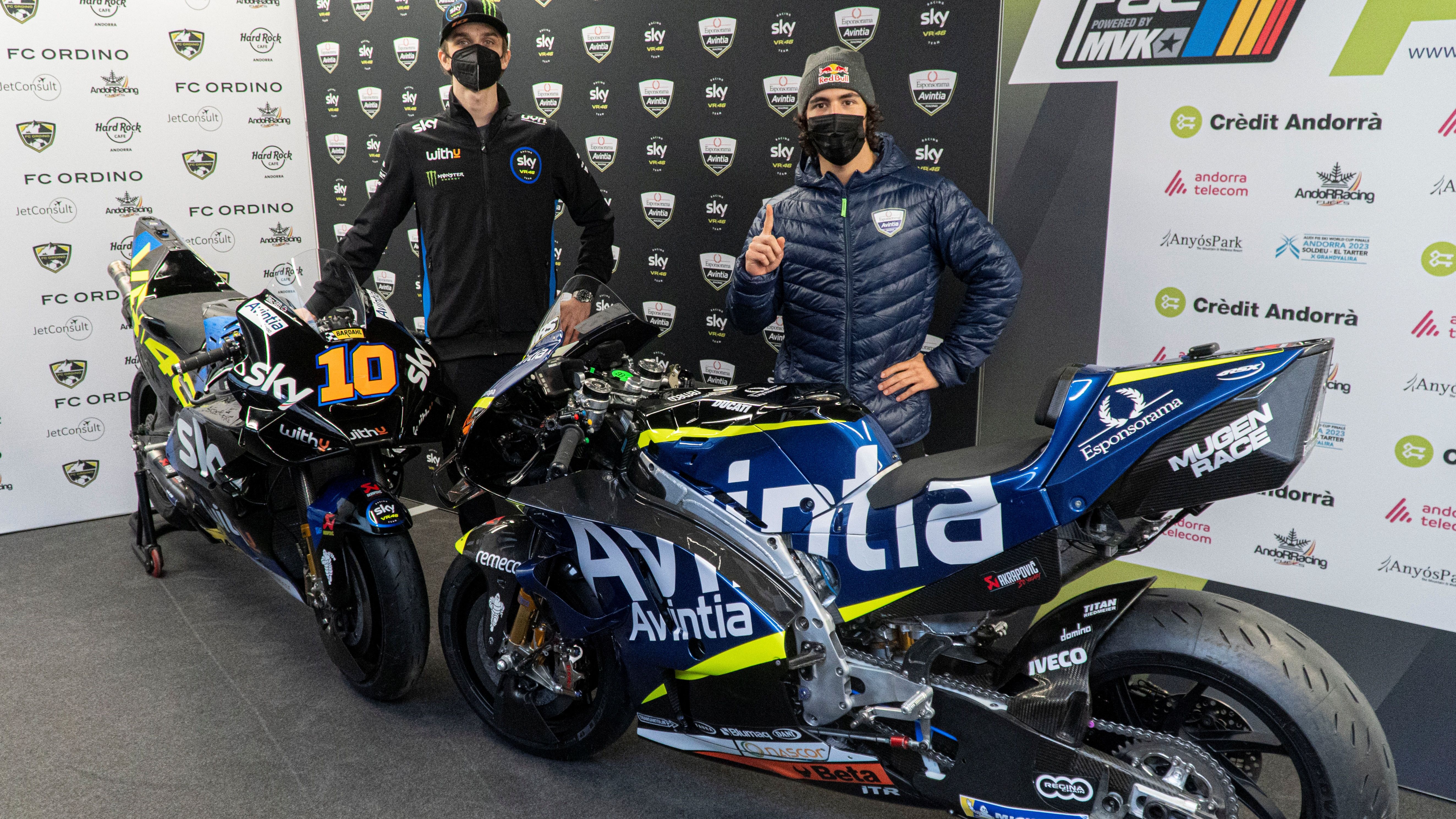 Luca Marini y Enea Bastianini con las Ducati del Esponsorama Avintia Sky VR46 que llevarán en MotoGP 2021
