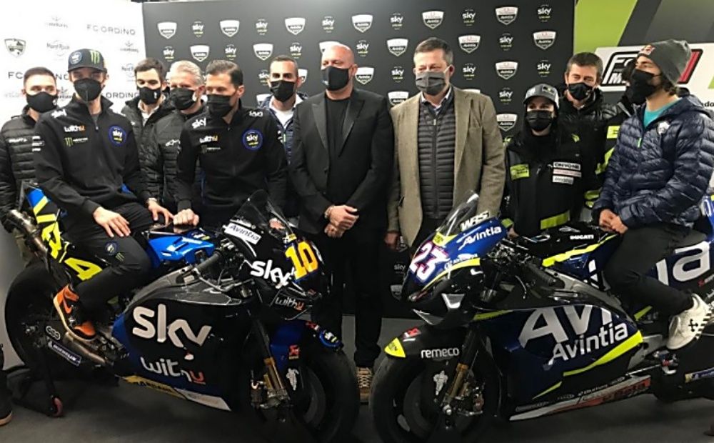 Luca Marini y Enea Bastianini con todo el equipo del Esponsorama en la presentación