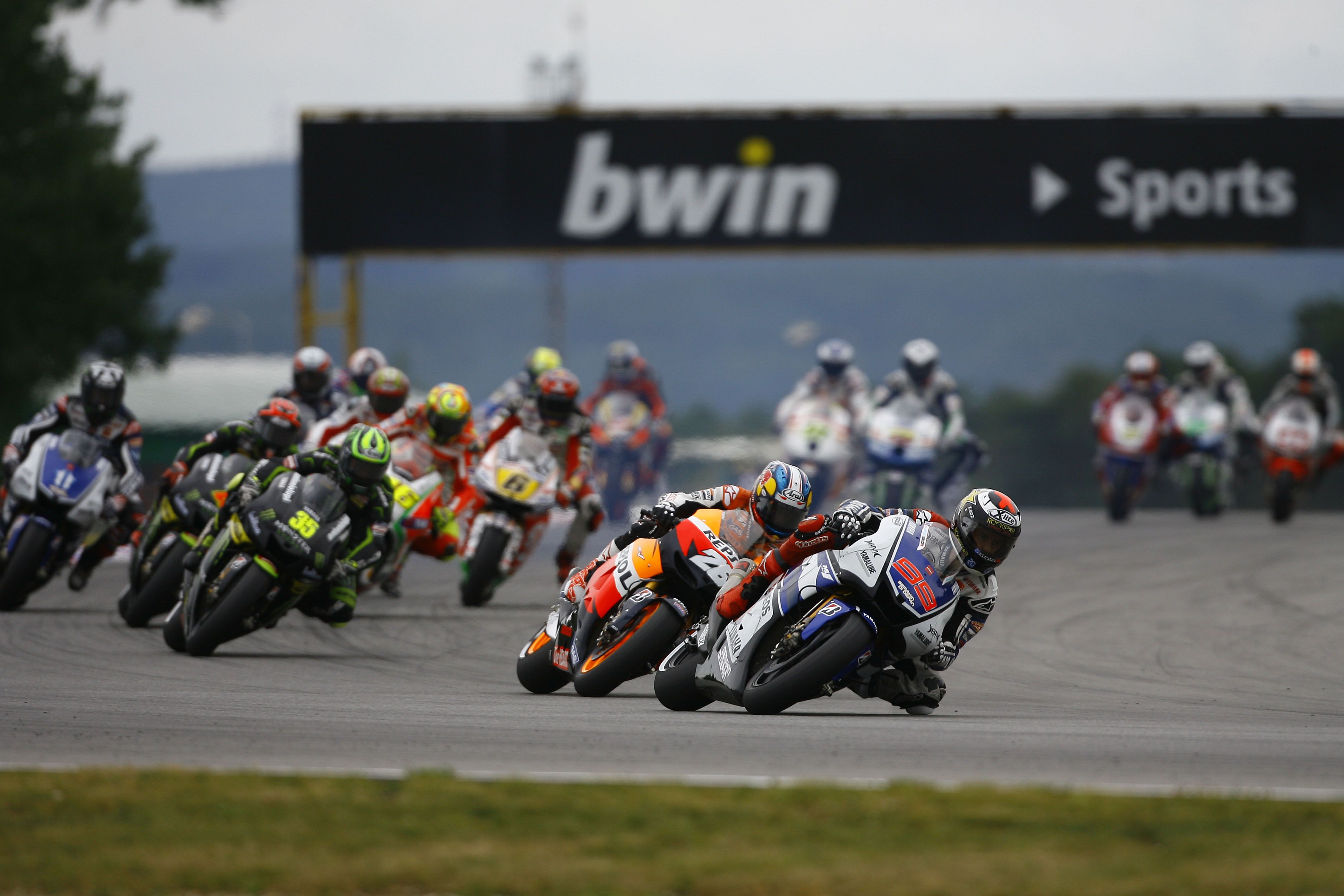 Dani Pedrosa vs Jorge Lorenzo Brno 2012 2