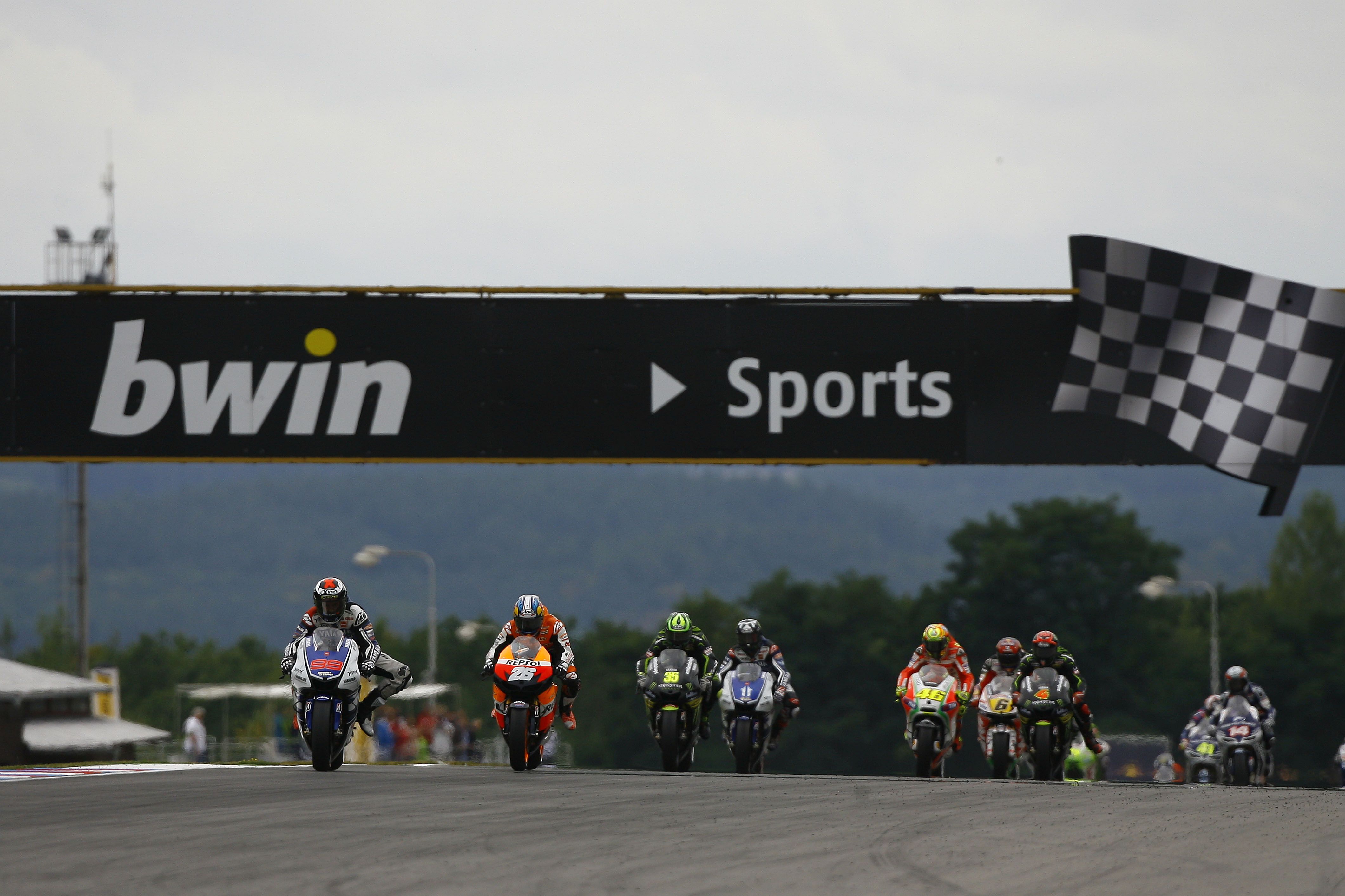 Dani Pedrosa vs Jorge Lorenzo Brno 2012 3