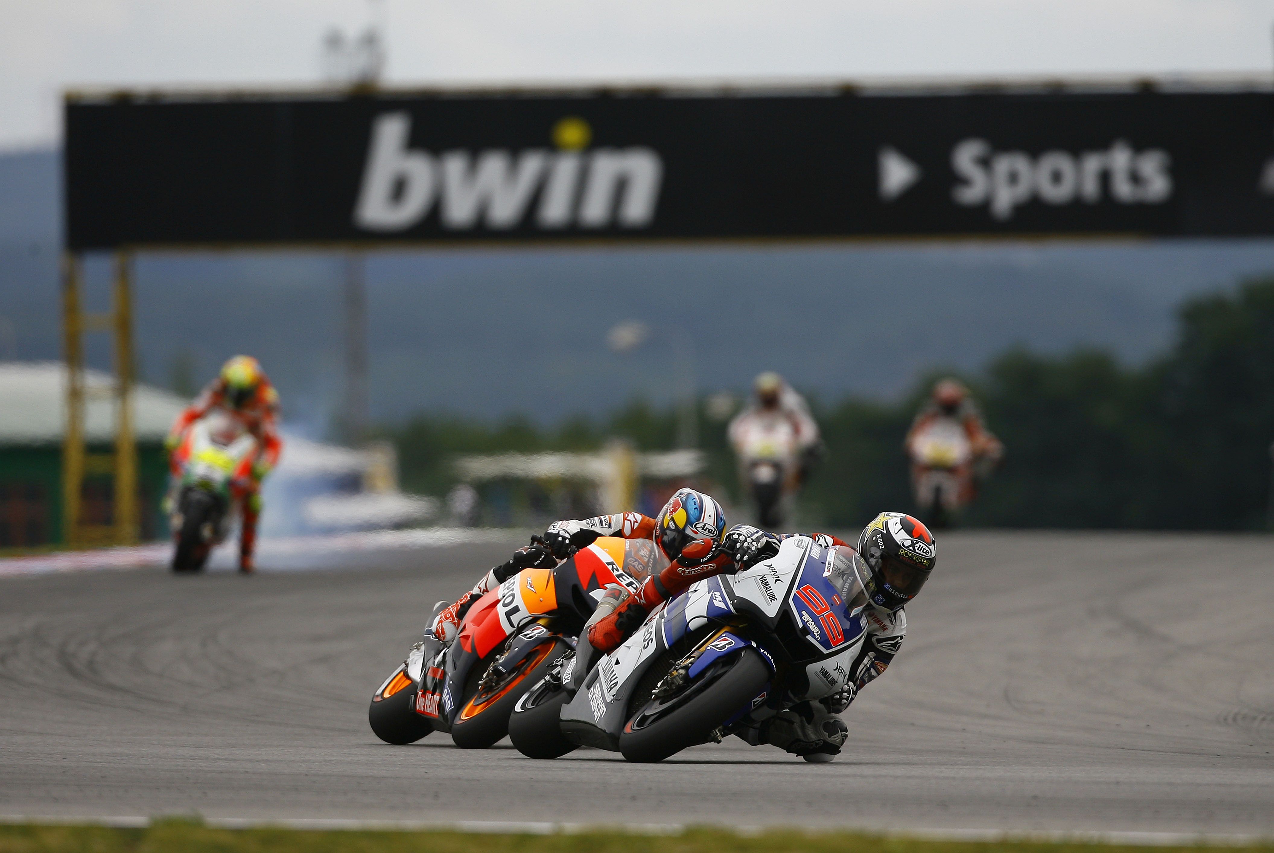 Dani Pedrosa vs Jorge Lorenzo Brno 2012 6