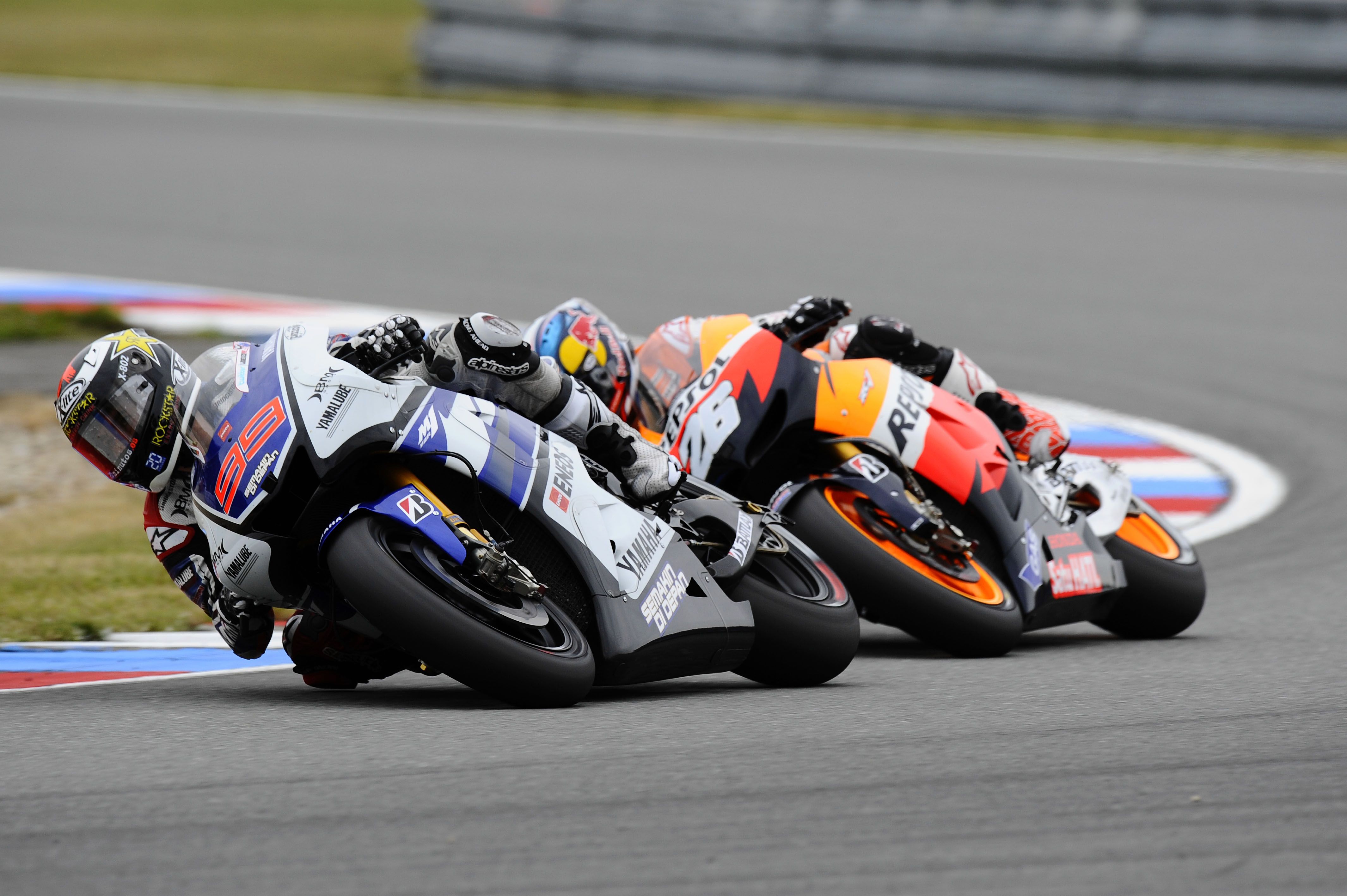 Dani Pedrosa vs Jorge Lorenzo Brno 2012 7