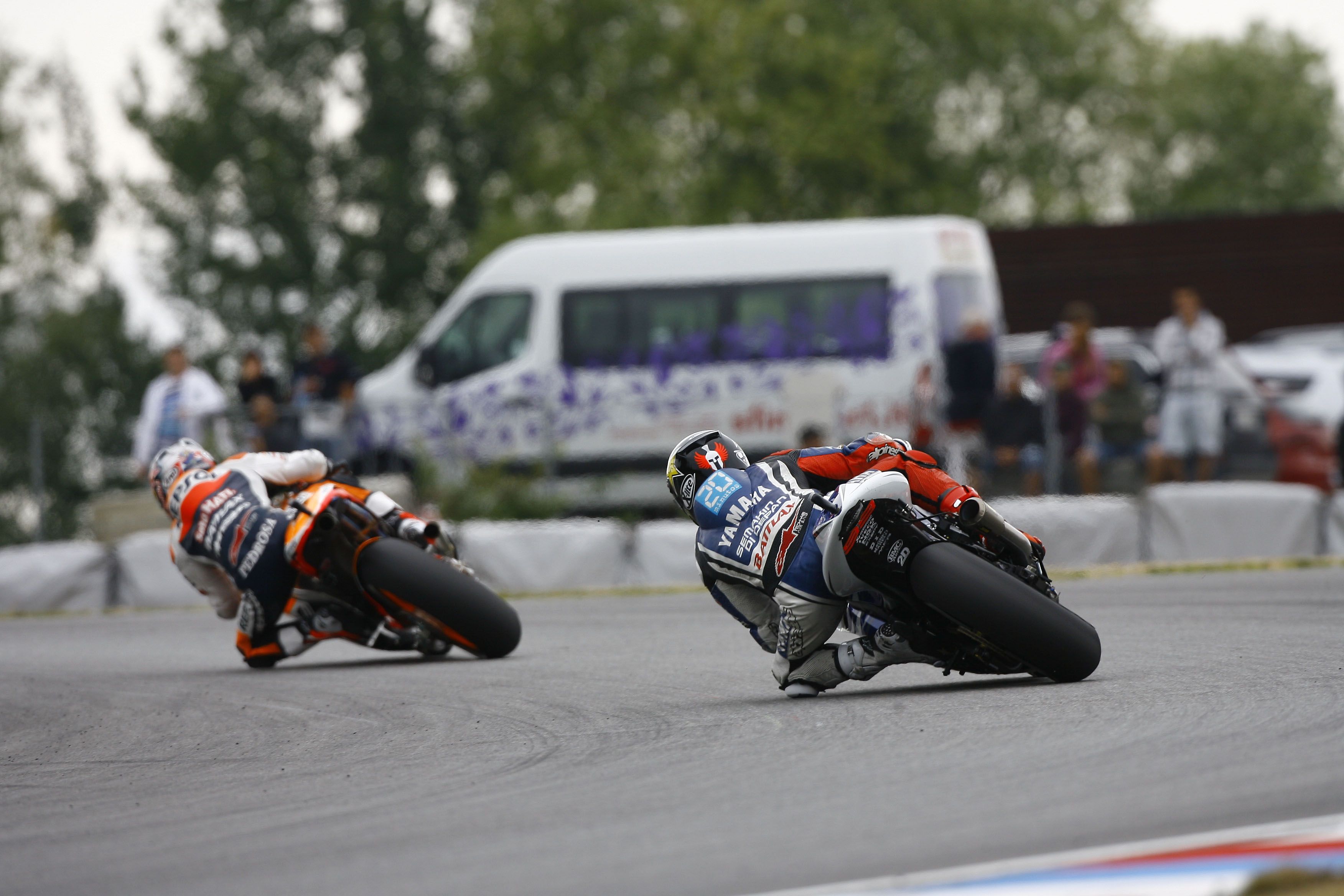 Dani Pedrosa vs Jorge Lorenzo Brno 2012 14