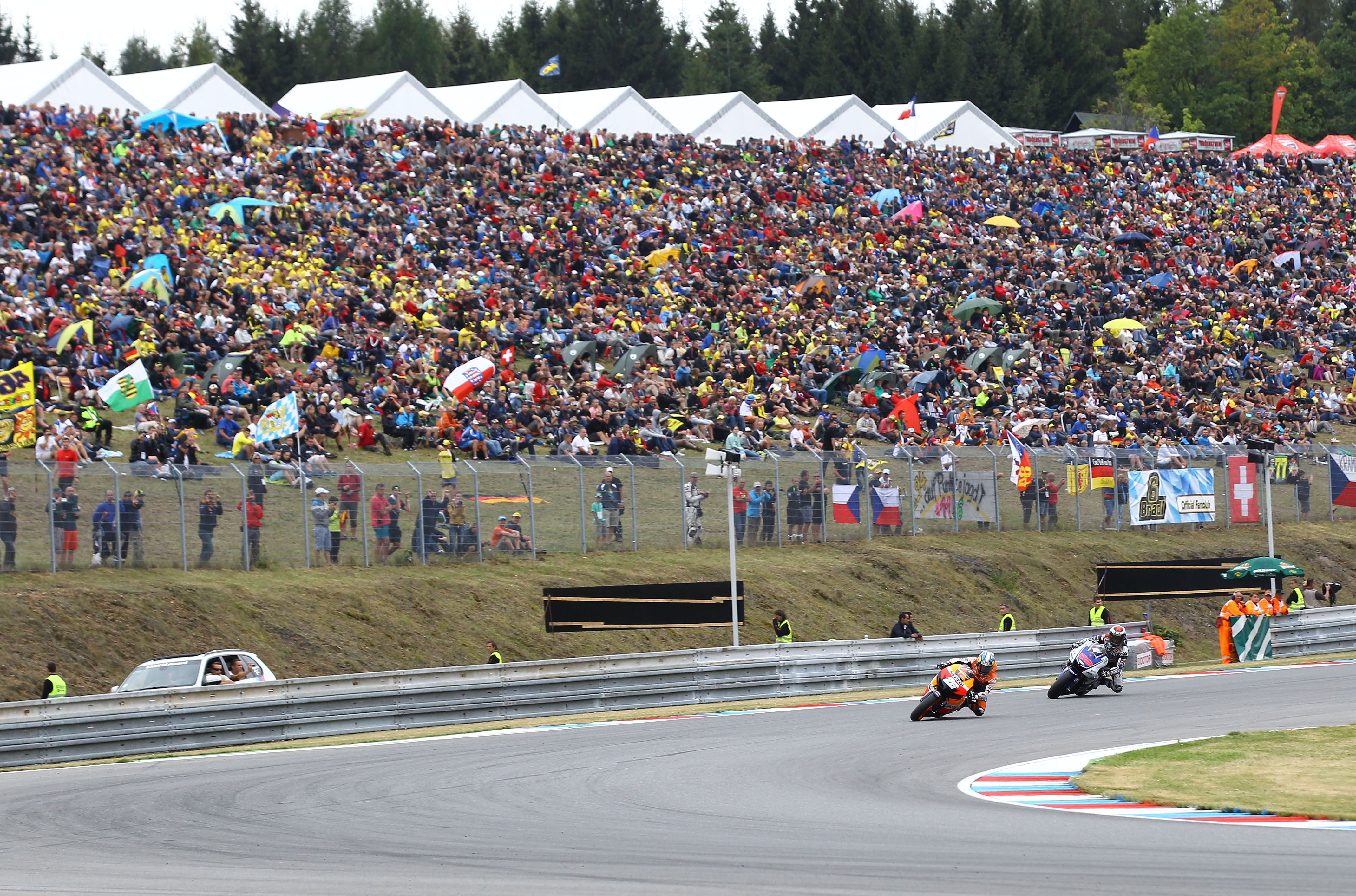 Dani Pedrosa vs Jorge Lorenzo Brno 2012 16