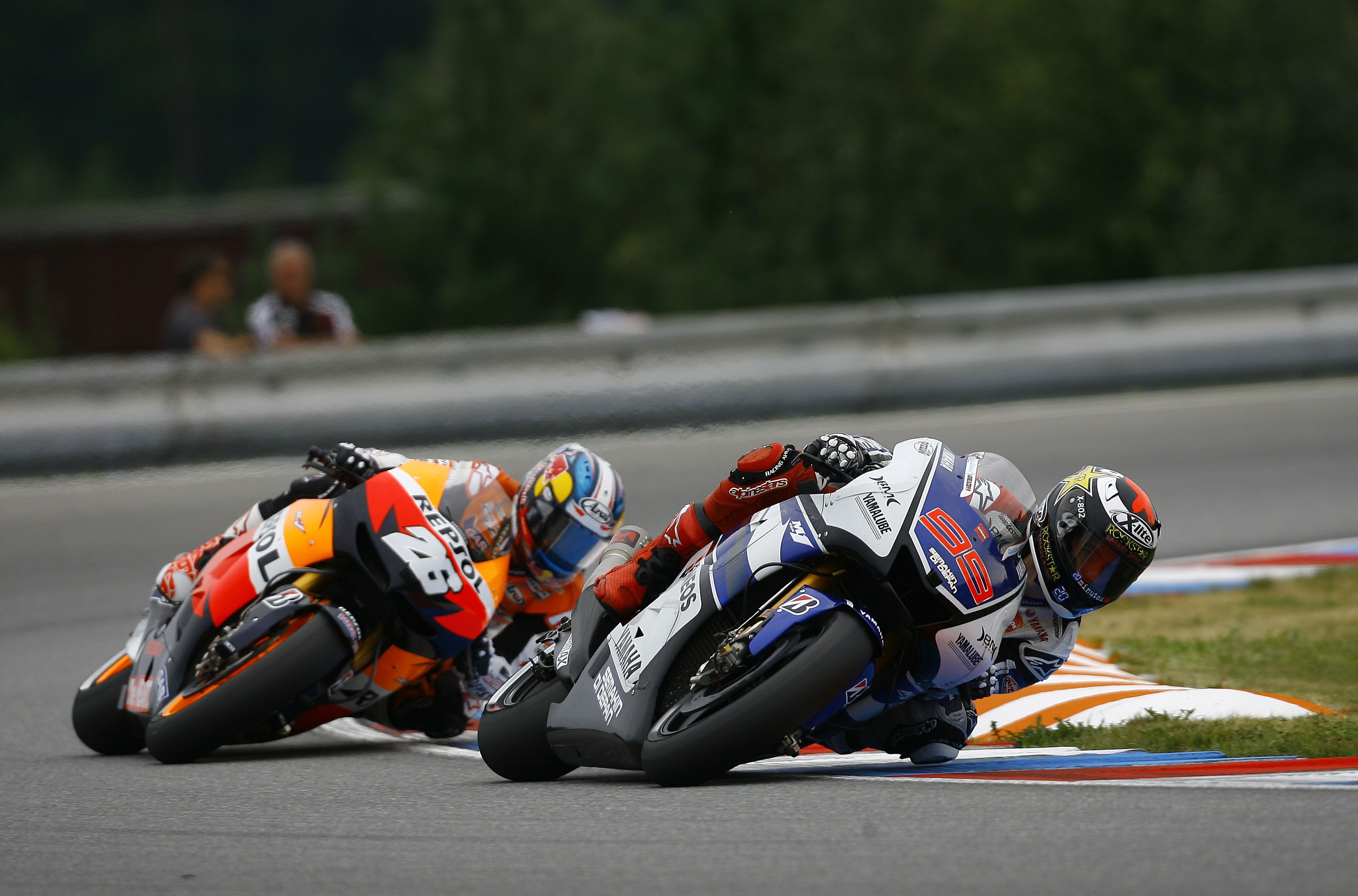 Dani Pedrosa vs Jorge Lorenzo Brno 2012 21