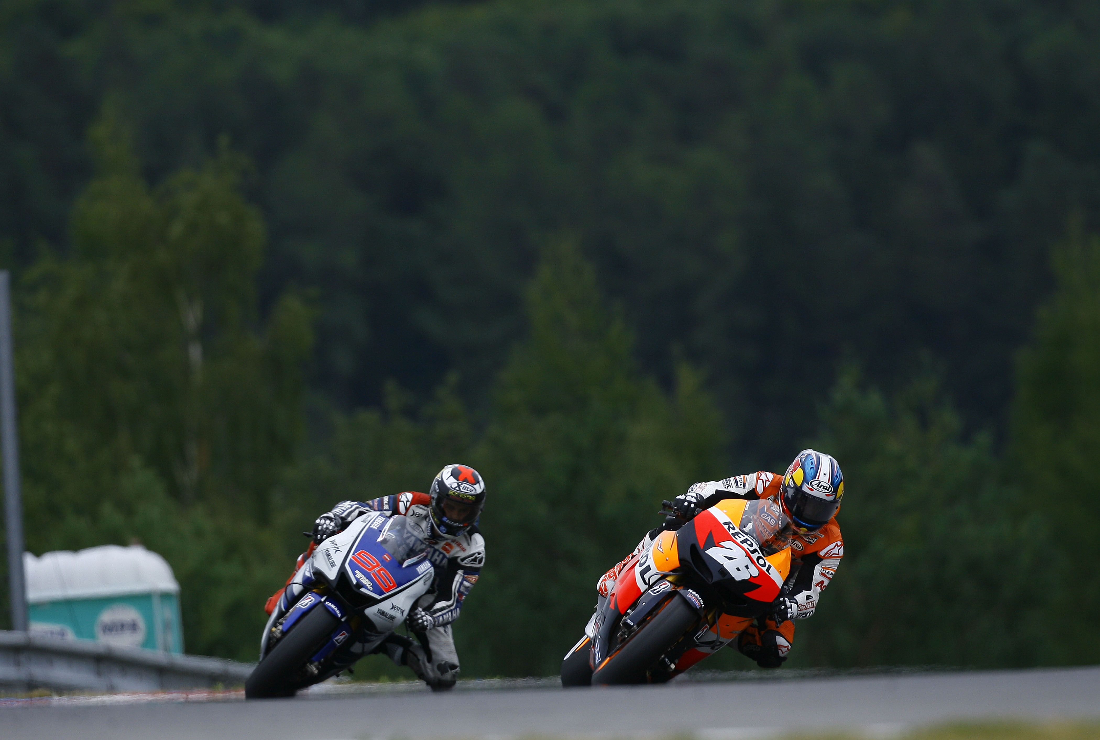 Dani Pedrosa vs Jorge Lorenzo Brno 2012 24
