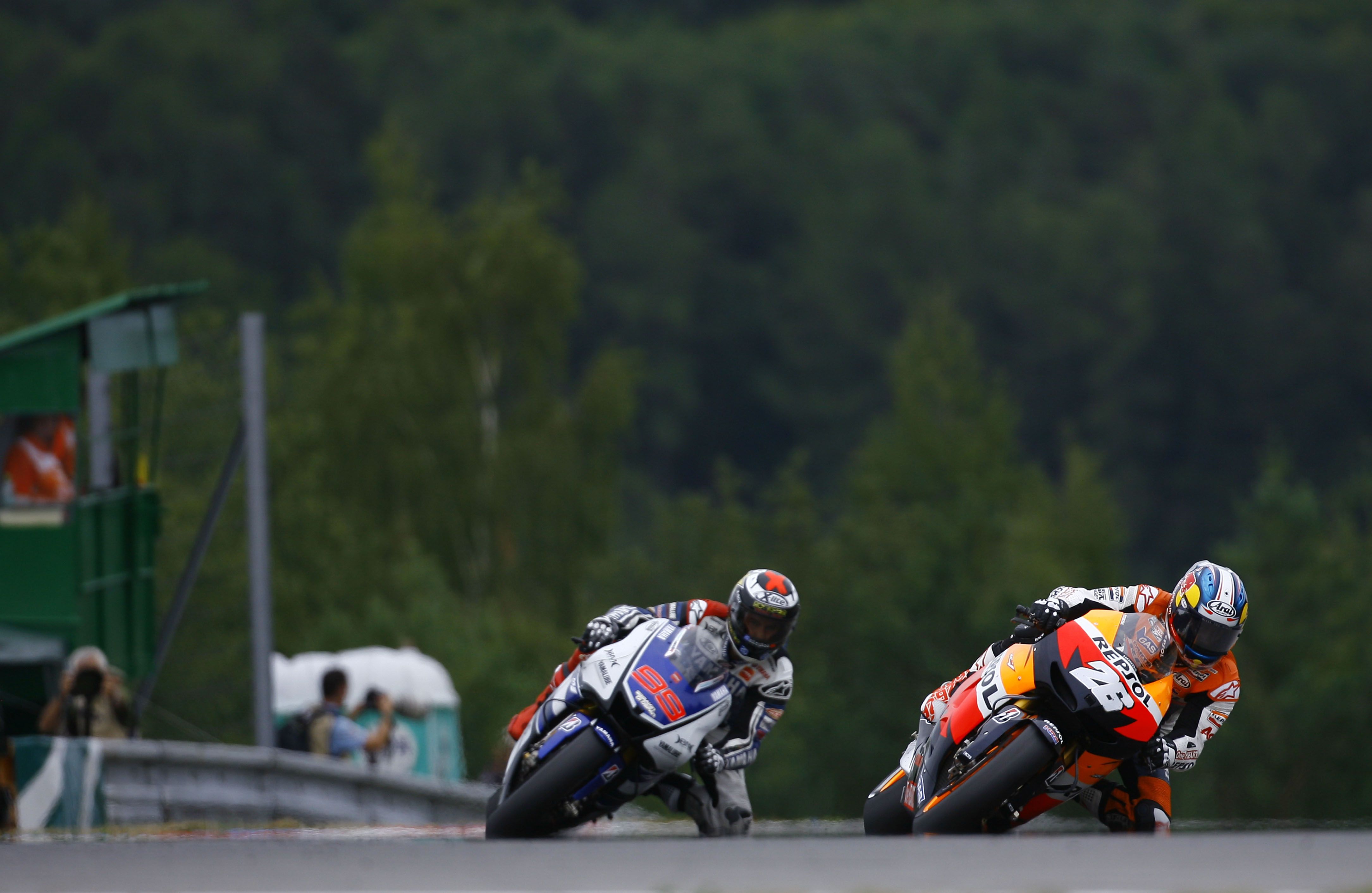 Dani Pedrosa vs Jorge Lorenzo Brno 2012 25