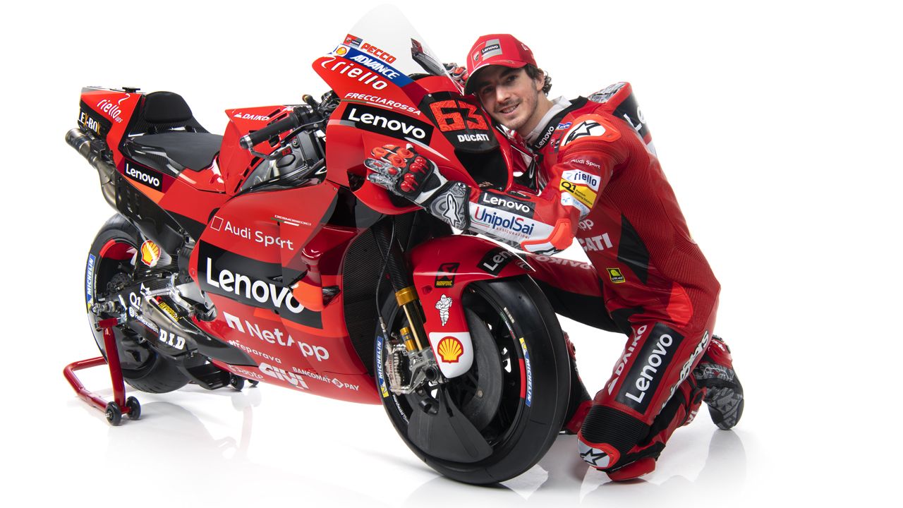 Pecco Bagnaia ha cumplido su sueño de pilotar en el equipo oficial Ducati Lenovo Team.