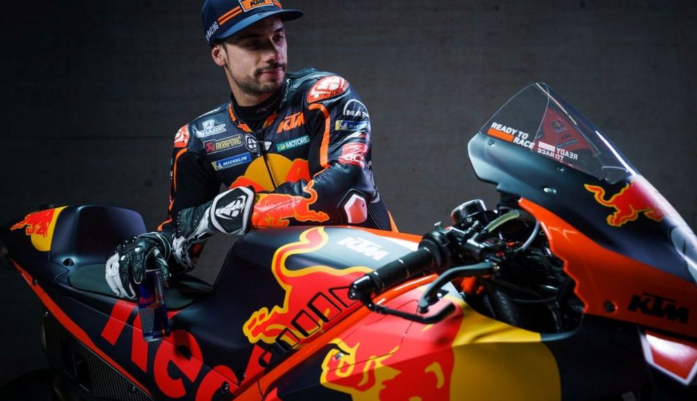 Miguel Oliveira junto a la KTM RC16 del Red Bull KTM Factory Racing para MotoGP 2021 Miguel Oliveira junto a la KTM RC16 del Red Bull KTM Factory Racing para MotoGP 2021