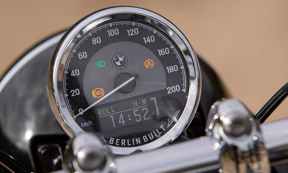 El único reloj de la BMW suministra suficiente información gracias a la pantalla digital auxiliar