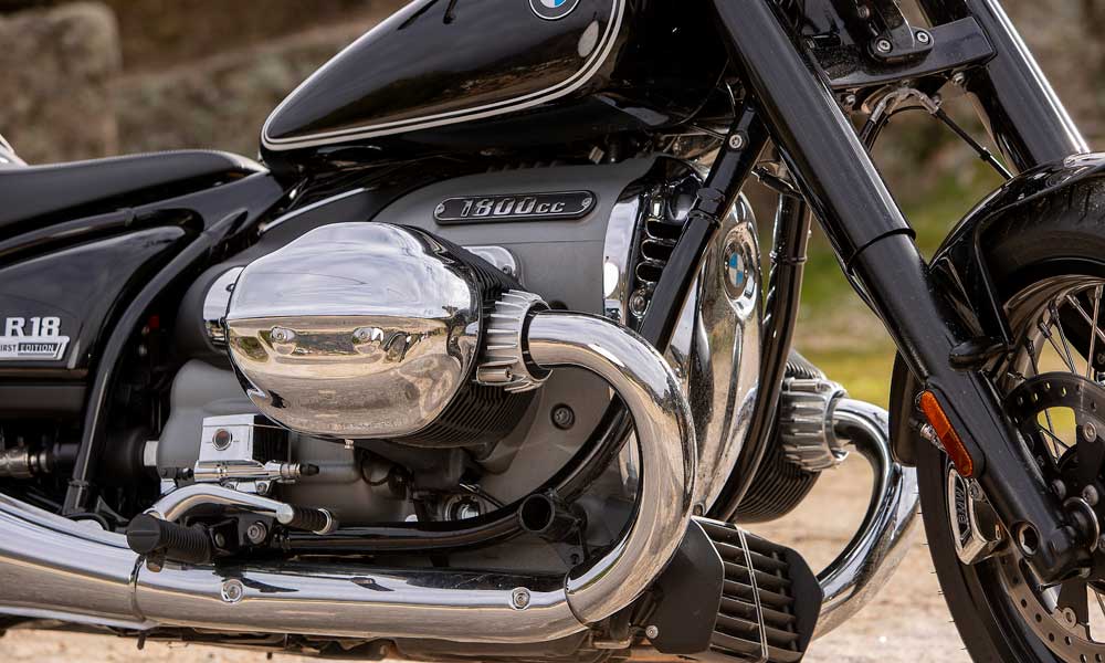 BMW R 18: El motor de 1,8 litros es el mayor boxer que BMW ha fabricado jamás y sigue su estructura clásica con todos los ejes de transmisión en línea con el cigüeñal y el embrague situado en el centro.