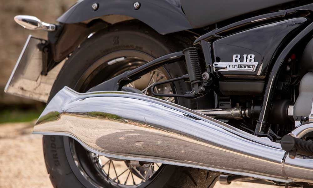 BMW R 18: Los enormes escapes tienen final en forma de cola de pescado.