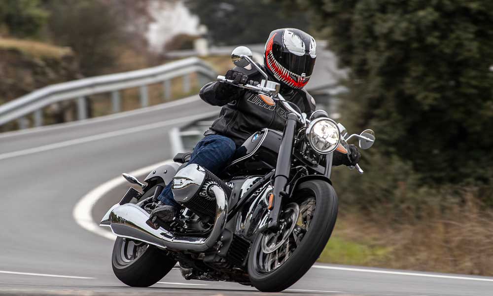 BMW R 18: El tren delantero de la BMW tiene una estética similar a la de los modelos clásicos, con las barras cubiertas con tubos y llantas de radios anodizadas en color negro, además de una geometría de dirección muy abierta.