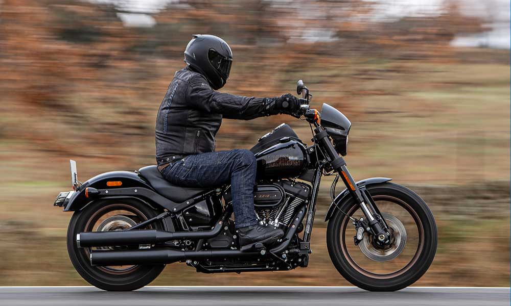 Harley-Davidson Softail Low Rider S: El sistema de suspensión trasero cambió en la última serie Softail y ahora el amortiguador está situado bajo el asiento en una posición que facilita su regulación y la distribución de esfuerzos.