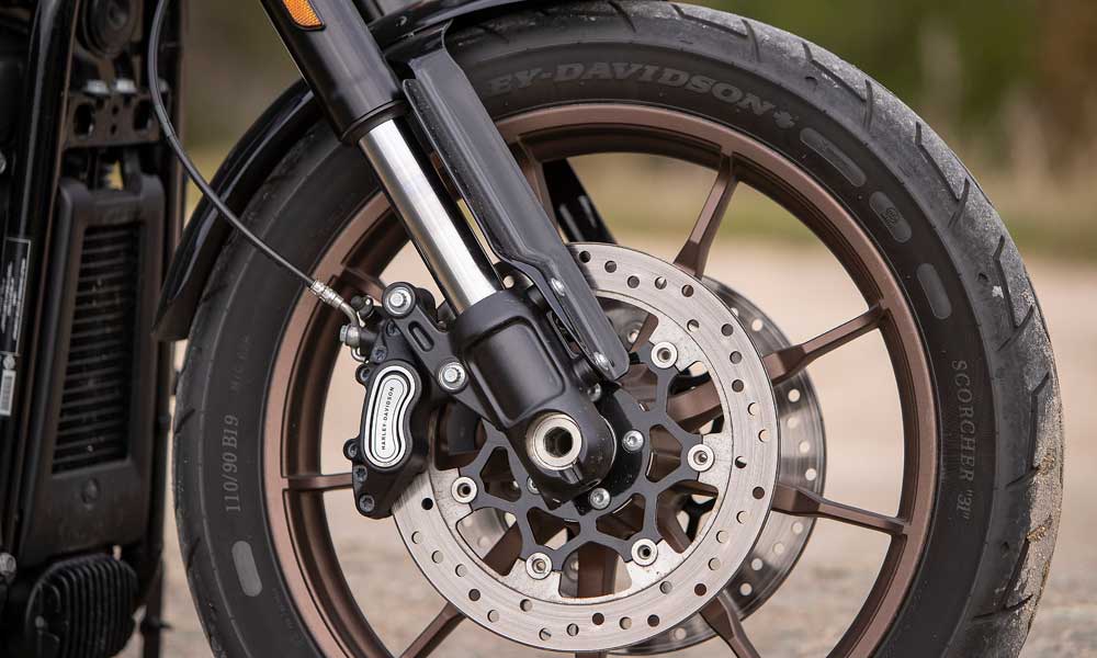 Harley-Davidson Softail Low Rider S: La horquilla invertida de la Low Rider es una muestra de las aspiraciones deportivas de este modelo, aunque no dispone de regulación