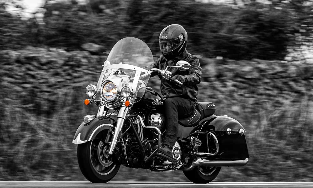 Indian Springfield: El chasis de espina central de aluminio fundido rodea el motor por la parte superior y la trasera, pero también dispone de una estructura tubular en la parte frontal, que convierte a la Indian en una moto menos convencional de lo que p
