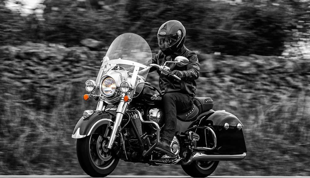 Indian Springfield: El chasis de espina central de aluminio fundido rodea el motor por la parte superior y la trasera, pero también dispone de una estructura tubular en la parte frontal, que convierte a la Indian en una moto menos convencional de lo que p Indian Springfield: El chasis de espina central de aluminio fundido rodea el motor por la parte superior y la trasera, pero también dispone de una estructura tubular en la parte frontal, que convierte a la Indian en una moto menos convencional de lo que p
