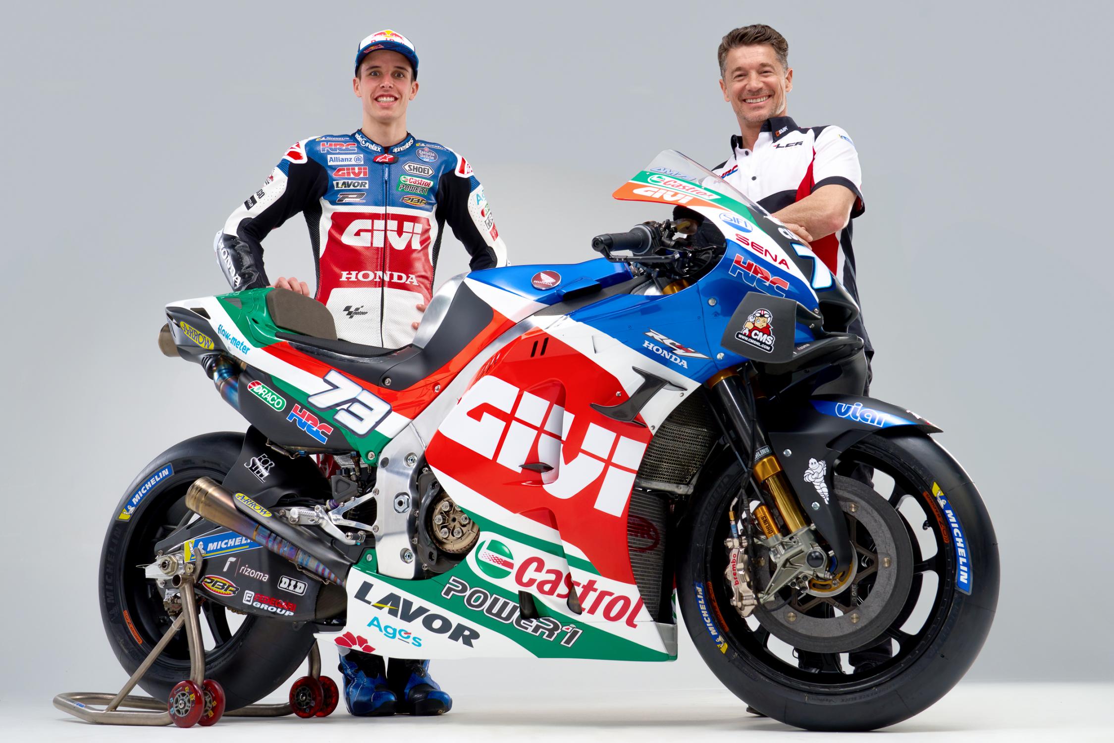 Álex Márquez y Lucio Cecchinello junto a la Honda RC213V del LCR Castrol MotoGP 2021