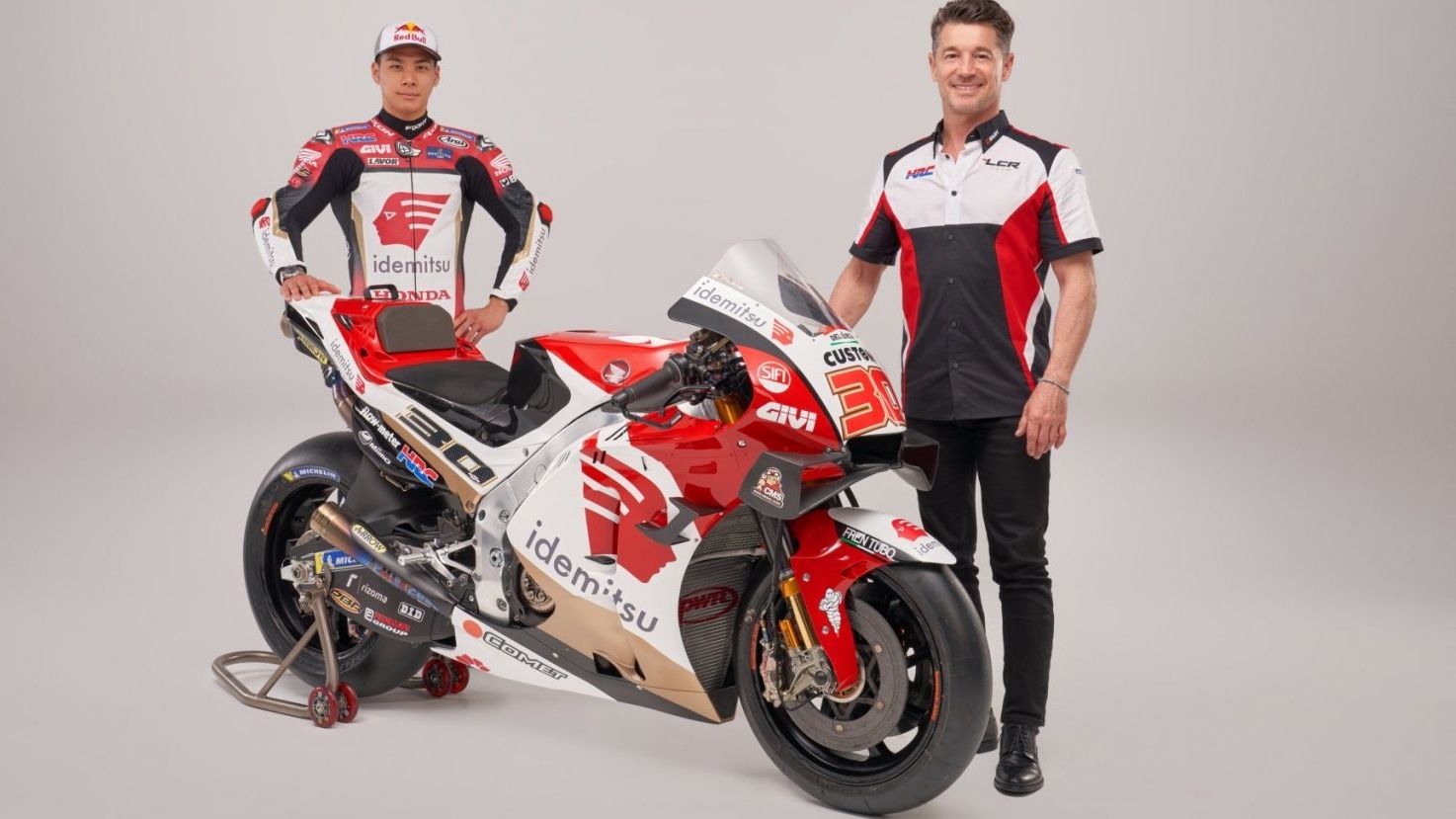 Takaaki Nakagami y Lucio Cecchinello junto a la Honda RC213V del LCR Castrol MotoGP 2021