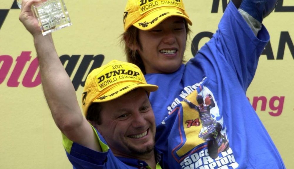 Fausto Gresini con Daijiro Kato festejando el título de 250cc en 2001 Fausto Gresini con Daijiro Kato festejando el título de 250cc en 2001