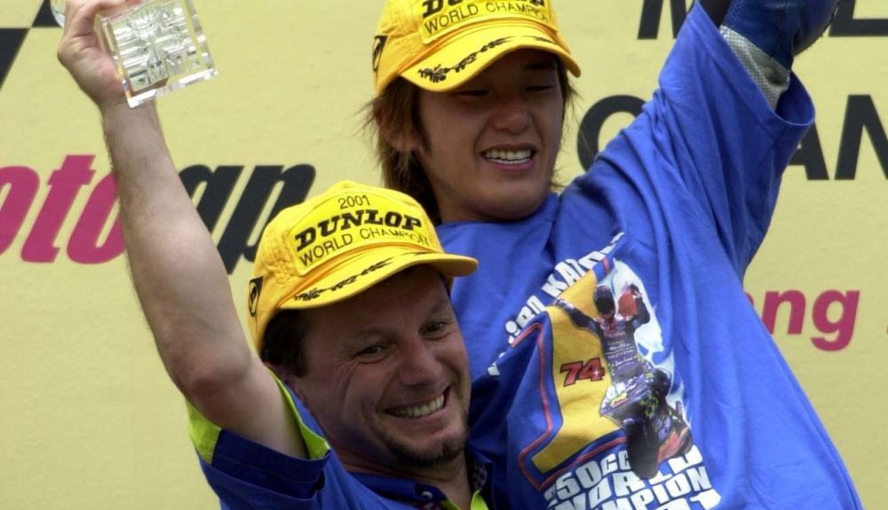 Fausto Gresini con Daijiro Kato festejando el título de 250cc en 2001