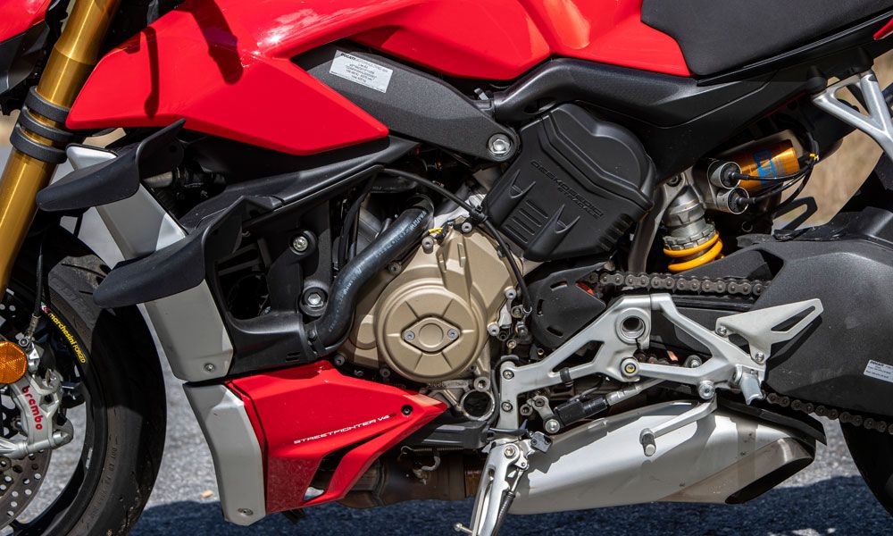 El chasis de doble viga de aluminio sujeta el motor por la parte delantera para anclar la pipa de dirección, mientras la parte trasera está anclada a la posterior del motor con un largo basculante monobrazo.