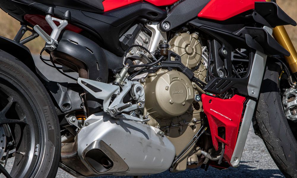 El motor de la Ducati ha visto reducida su potencia de manera mínima respecto a la superbike y cuenta con características similares, desde distribución desmodrómica a un calado de ángulo cerrado en el cigüeñal y una electrónica sofisticada al máximo con c