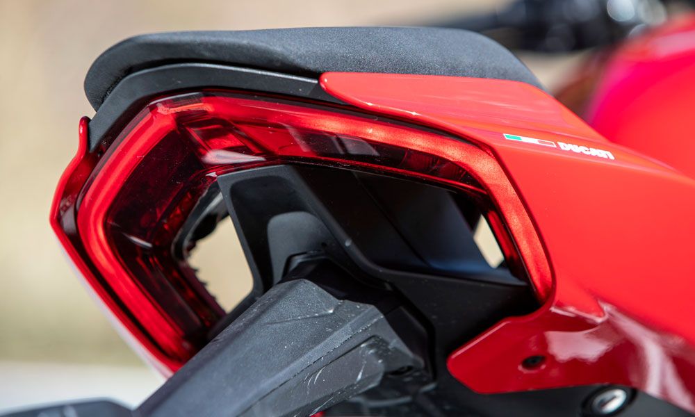 El colín de la Ducati está abierto para reducir el rebufo, con el soporte de la matrícula proyectado hacia atrás