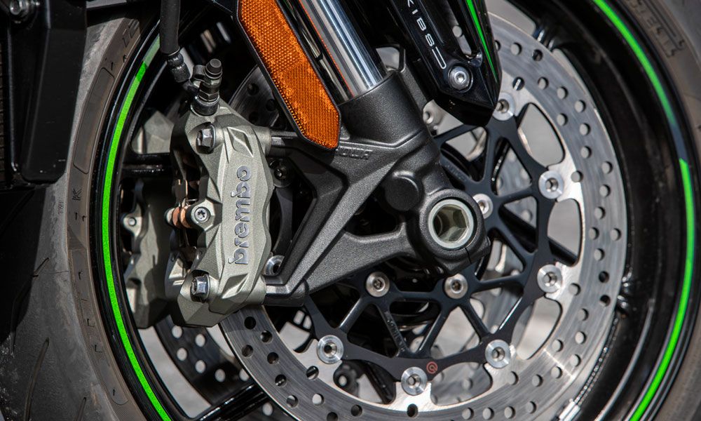 Las suspensiones de la Kawasaki están firmadas por Showa y tienen regulación manual