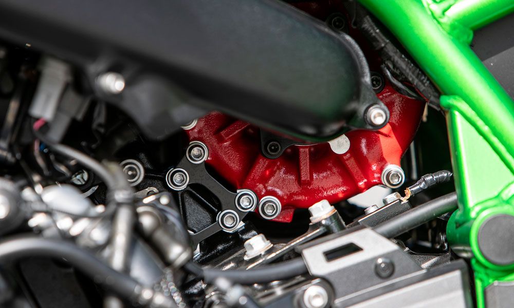 El exclusivo motor de las H2 cuenta con un compresor mecánico que sobrealimenta el motor y está regulado electrónicamente