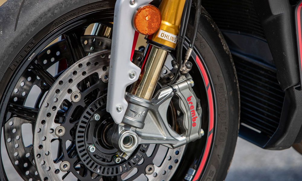 El tren delantero de la Brutale cuenta con lo más granado del mercado, incluyendo suspensiones Öhlins de ajuste electrónico y un conjunto de frenos Brembo con pinzas monobloque de mínimas dimensiones.
