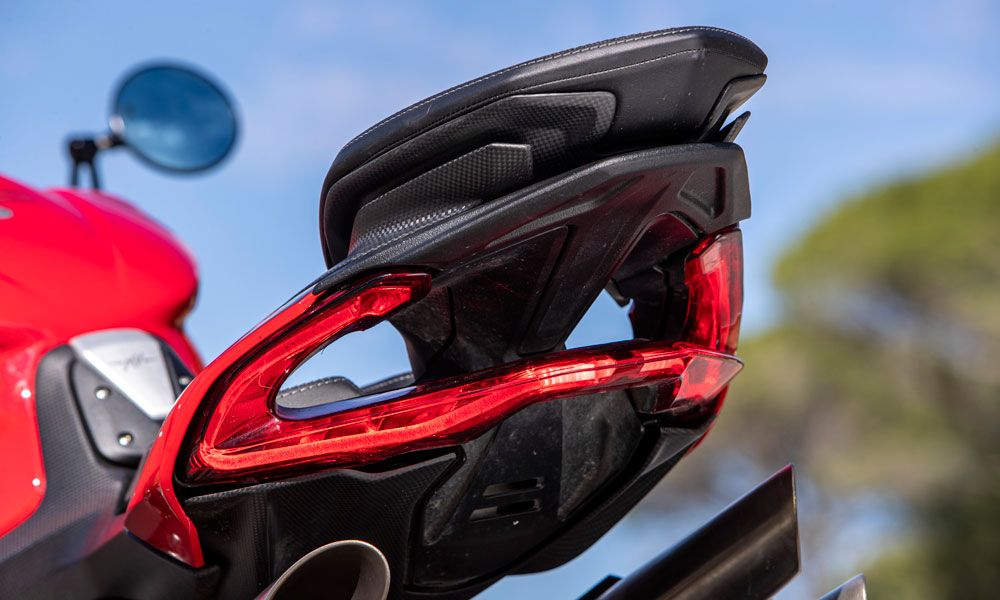 El colín abierto de la MV Agusta Brutale 1000 RR tiene el piloto en la periferia