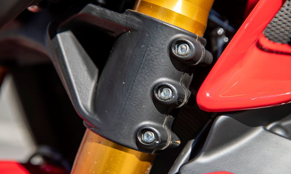 La tija triple de la Brutale, como el resto de la moto, es una obra de arte en su diseño