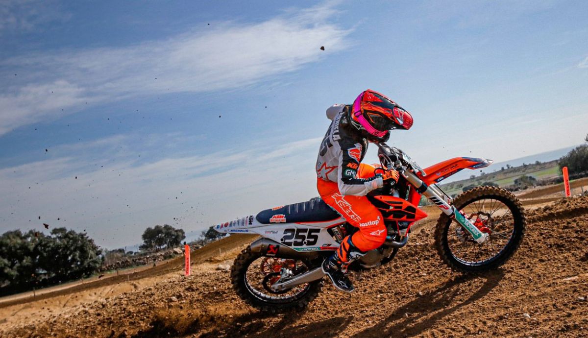 Dos mujeres rompen barreras en Campeonato de España de Motocross