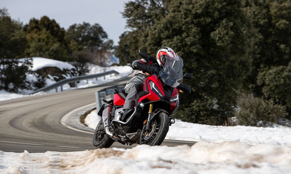 El tacto en carretera es de moto. El X-ADV pisa bien en los dos ejes y se muestra noble en los apoyos. 