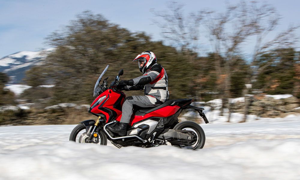 La nueva versión de la Honda X-ADV tiene revisadas las relaciones de cambio para mejorar su capacidad dual entre el funcionamiento por carretera y campo
