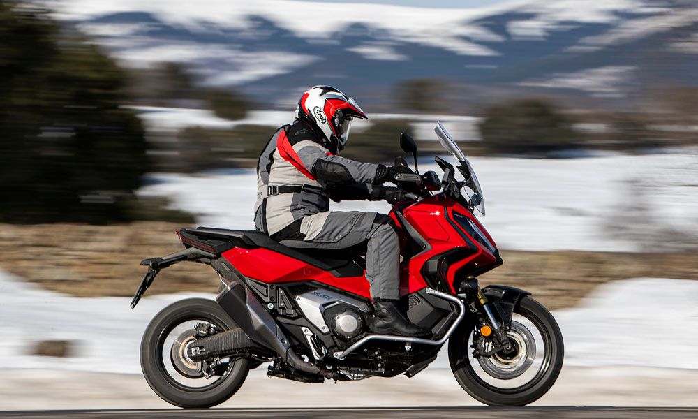 La renovada Honda X-ADV ahora con motor Euro 5. Más potente y eficaz. Adopción de TBW -acelerador electrónico-. Encendido optimizado. El régimen máximo gana 600  vueltas extra (corte a 7.000 rpm). DCT optimizado. Relaciones de cambio revisadas.