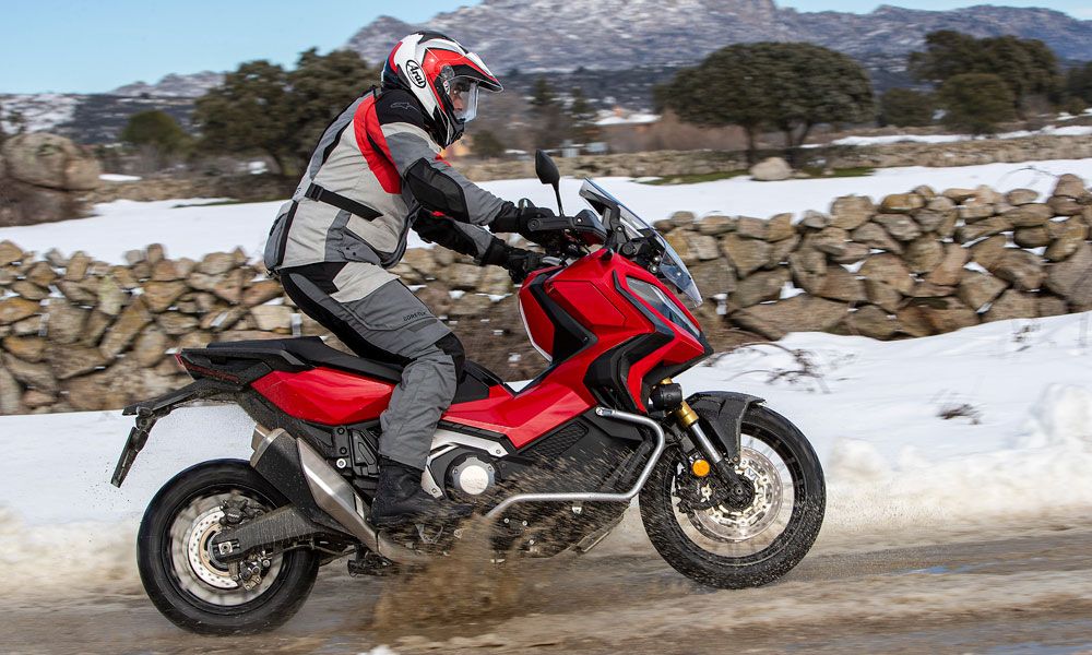 Interesante es la combinación de la rueda delantera de 17” con la trasera de 15“ –más espacio al hueco del casco-. Calzada con neumáticos de dibujo mixto. Las llantas son de radios y los neumáticos tubeless.