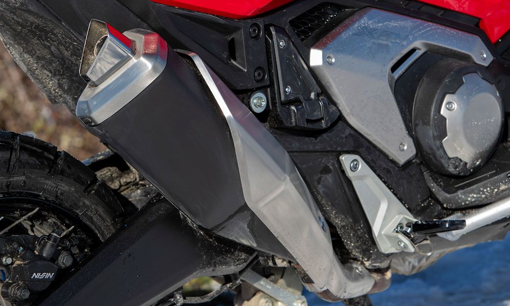 El silenciador sigue mostrando su posición elevada pensando en los vadeos de agua. Los estribos off road ahora, por fin, son accesorio original Honda, y homologado