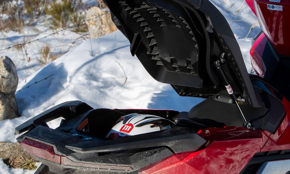Más volumen del hueco bajo el asiento con 22 l. Se ha logrado un litro extra con el cambio de recorrido de los tubos del chasis. Tiene luz led y toma USB (antes de mechero, de 12 V).