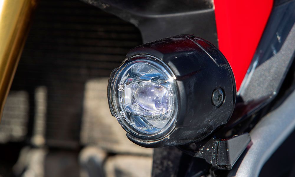Implementa su carga tecnología con el nuevo sistema de control por voz para smartphone de Honda y el ESS (Emergency Stop Signal) con los 4 intermitentes que lucen en frenadas fuertes.