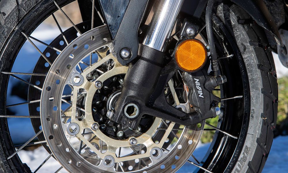 Tren delantero de moto: horquilla con barras de 41 mm y doble disco de 296 mm. Las pinzas son de anclaje radial.