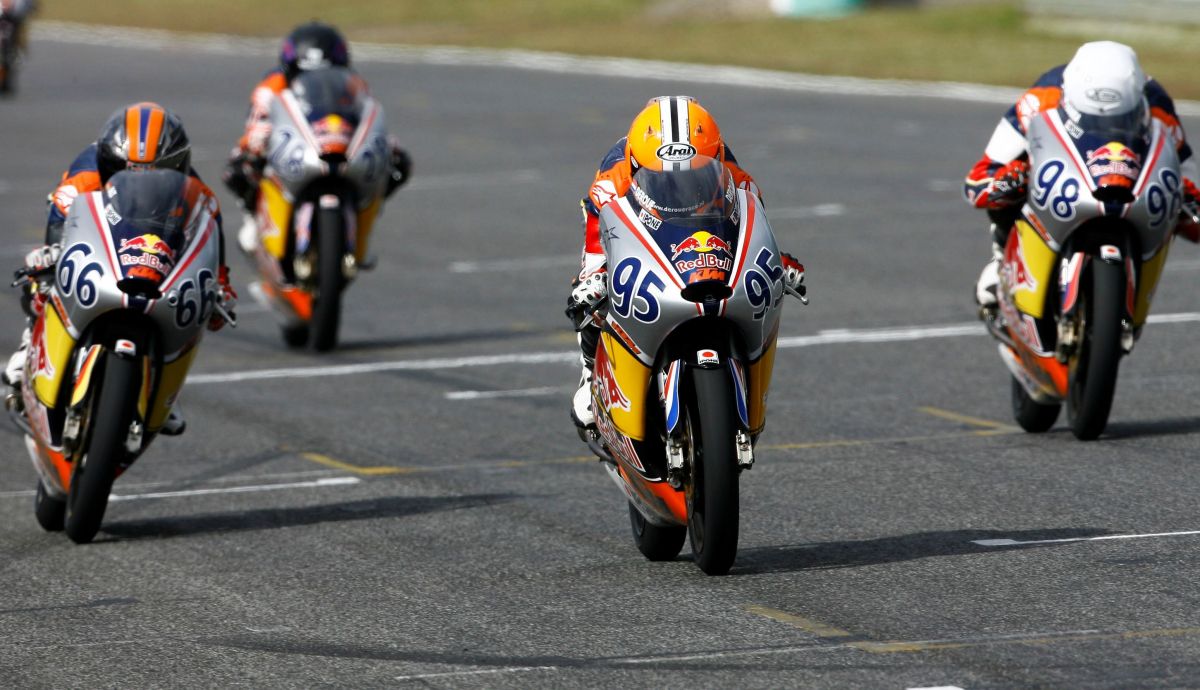 Scott Deroue se impone a Philipp Oettl y Karel Hanika en una carrera de la Rookies Cup en Estoril 2012 Scott Deroue se impone a Philipp Oettl y Karel Hanika en una carrera de la Rookies Cup en Estoril 2012