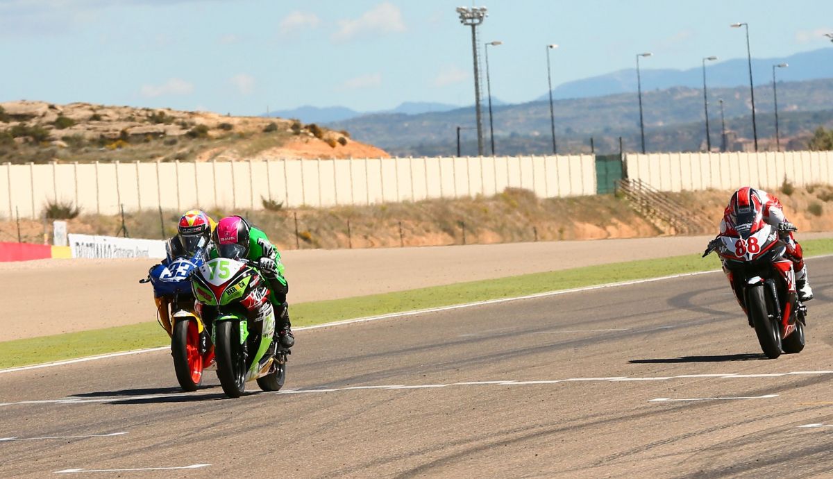 Scott Deroue ganó la primera carrera del Mundial de Supersport 300 batiendo a Dani Valle y Mika Pérez en Motorland Scott Deroue ganó la primera carrera del Mundial de Supersport 300 batiendo a Dani Valle y Mika Pérez en Motorland